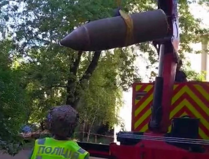 У Києві бойова частина ракети впала біля багатоповерхівки